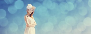 Genç gelin, mavi gökyüzü arka plan.