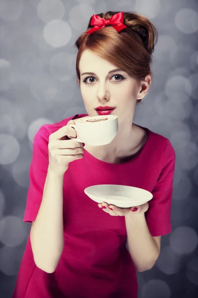 Chica pelirroja con taza de café. San Valentín —  Fotos de Stock