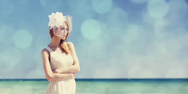 Giovane sposa in spiaggia — Foto Stock