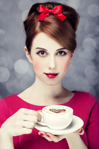 Rothaarige Mädchen mit Kaffeetasse. Valentinstag. — Stockfoto