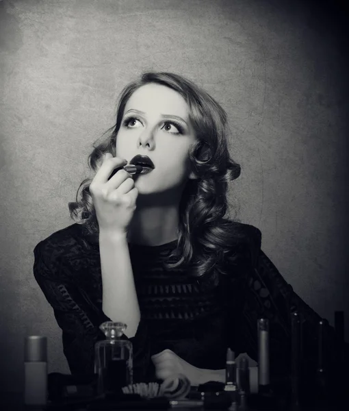 Mujer aplicando cosméticos —  Fotos de Stock