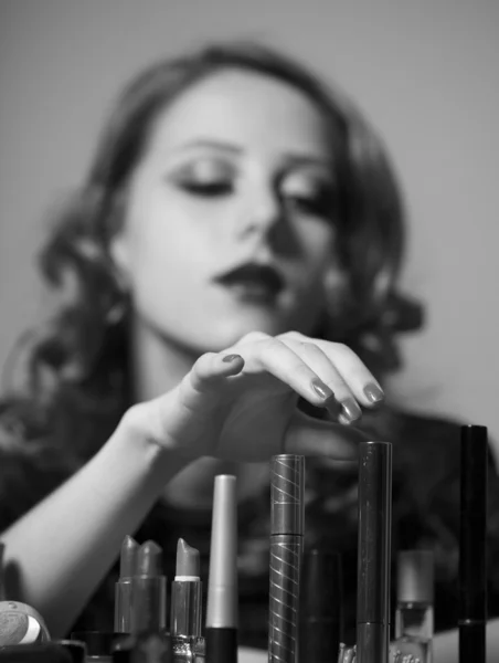 Woman applying cosmetics — Stock Photo, Image