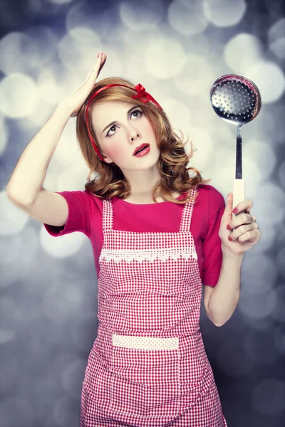 Redhead huisvrouw met soep pollepel — Stockfoto