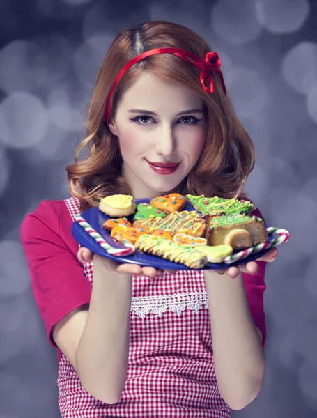 Rouquine femmes avec des cookies — Photo