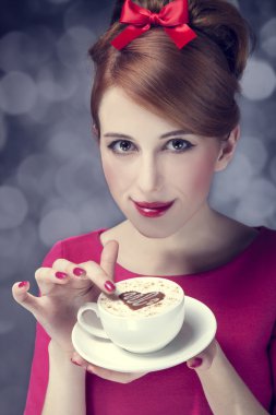 Kızıl saçlı kıza kahve fincanı. Aziz valentine