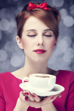 Kızıl saçlı kıza kahve fincanı. Aziz valentine