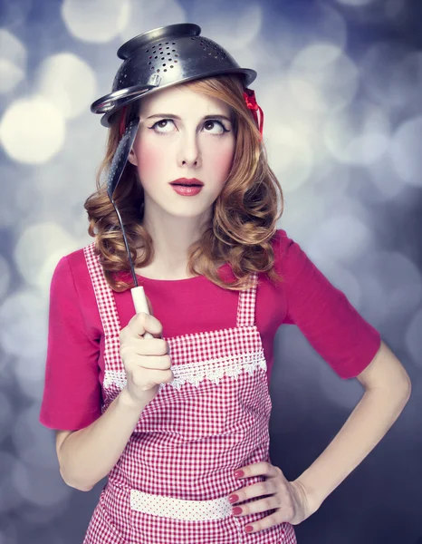 Redhead huisvrouw met soep pollepel — Stockfoto