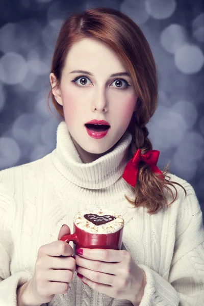 Vöröshajú lány piros kávéscsésze. Szent Valentin-nap — Stock Fotó