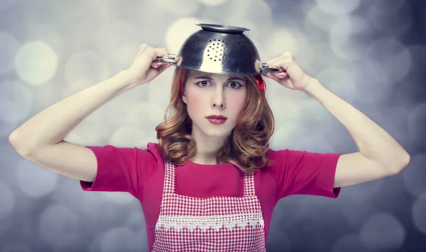 Rousse femme au foyer avec passoire sur la tête — Photo