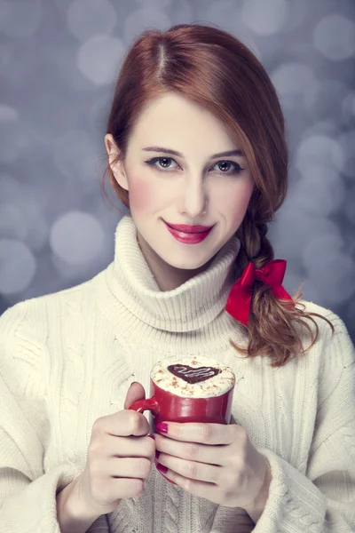 Kızıl saçlı kız Kızıl kahve fincanı. St Sevgililer günü — Stok fotoğraf