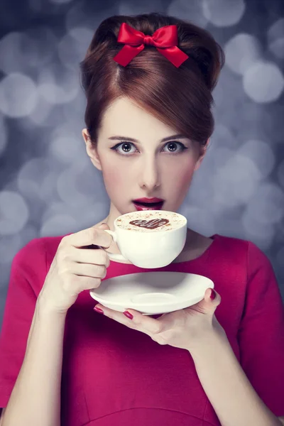 Chica pelirroja con taza de café. San Valentín — Foto de Stock