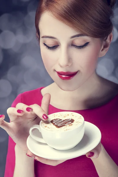 Chica pelirroja con taza de café. San Valentín — Foto de Stock