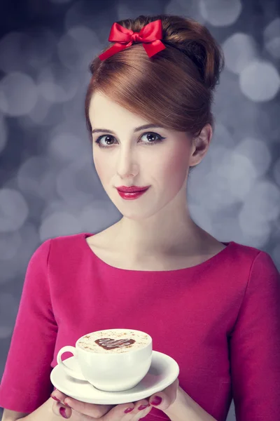Κοκκινομάλλα κοπέλα με φλιτζάνι καφέ. Αγίου Βαλεντίνου — Φωτογραφία Αρχείου
