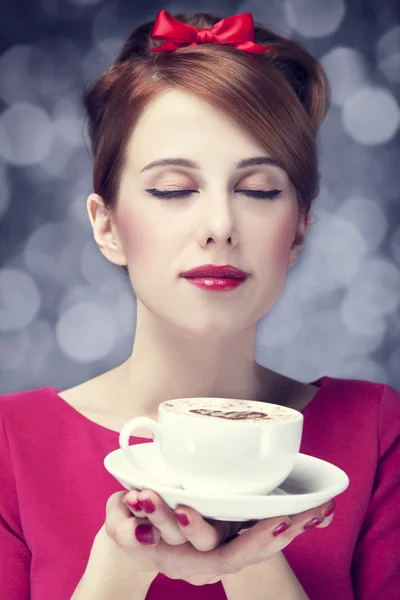 Menina ruiva com xícara de café. São Valentim — Fotografia de Stock