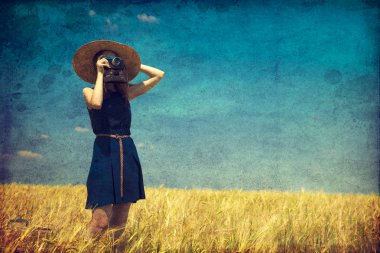Spring Field 'daki kızıl saçlı kız. Retro kameralı..