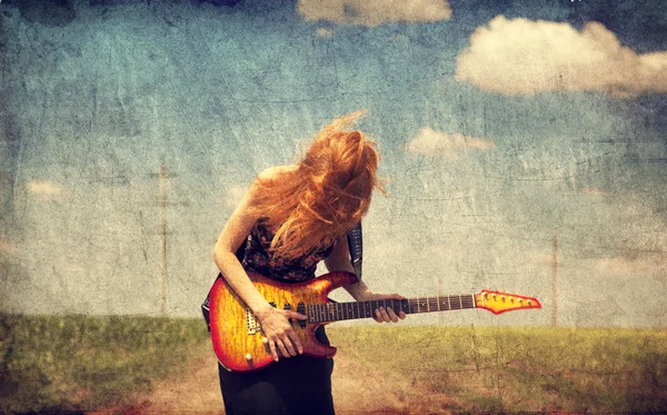 Κόκκινο κεφάλι κορίτσι με κιθάρα. φωτογραφία στο παλιό στυλ εικόνας. — Φωτογραφία Αρχείου