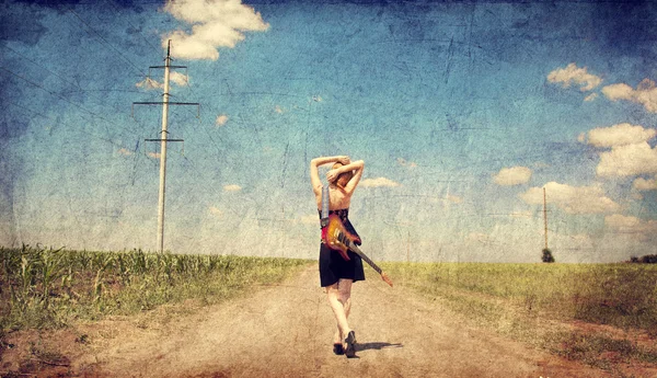 Chica pelirroja con guitarra. Foto en estilo de imagen antigua . —  Fotos de Stock