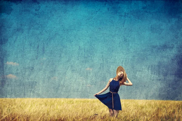 Une fille seule avec une valise à la campagne. Photo en ancienne image en couleur s — Photo