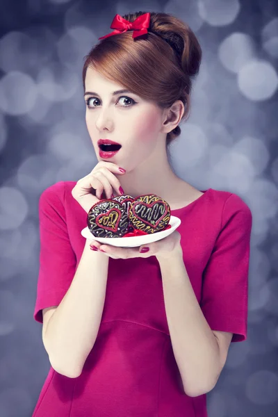Rödhårig tjej med kakor för. St Alla hjärtans dag. — Stockfoto