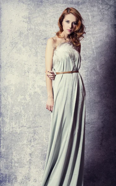 Schöne Frau posiert in einem langen Kleid — Stockfoto