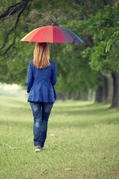 Young fashion girl with umbrella at spring outdoor. — Stock Photo, Image