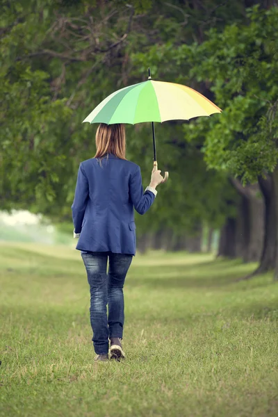 春の屋外の傘と若者のファッションの女の子. — ストック写真