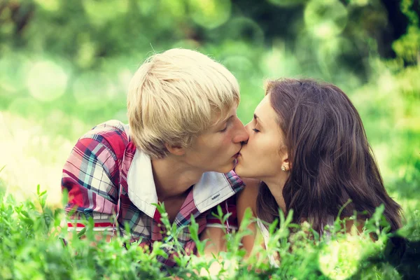 Unga tonåriga par i grön park. — Stockfoto