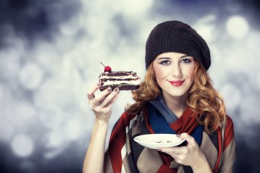 Stil kız pasta ve bokeh arka plan.