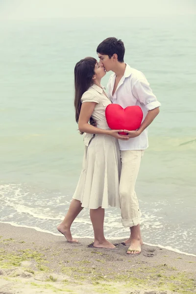 Портрет счастливой пары на пляже с сердцем . — стоковое фото