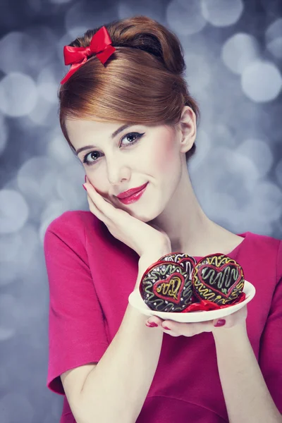 Rödhårig tjej med tårta för St Alla hjärtans dag. — Stockfoto