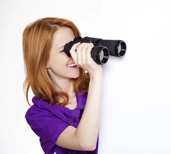用双筒望远镜被隔绝在艾菲尔铁塔的白色背景上的红发少女 — 图库照片