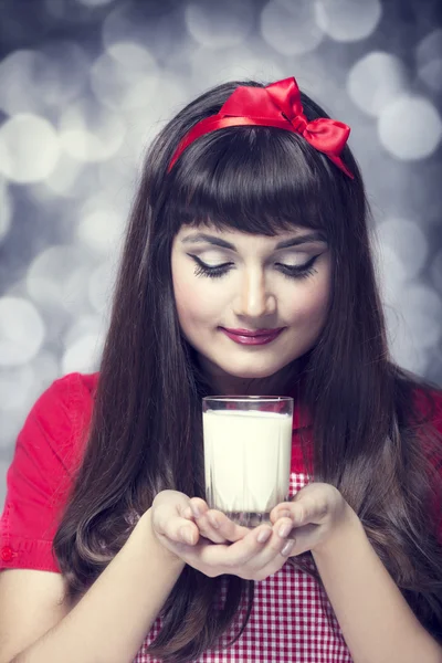 Süt ile esmer ev kadını — Stok fotoğraf