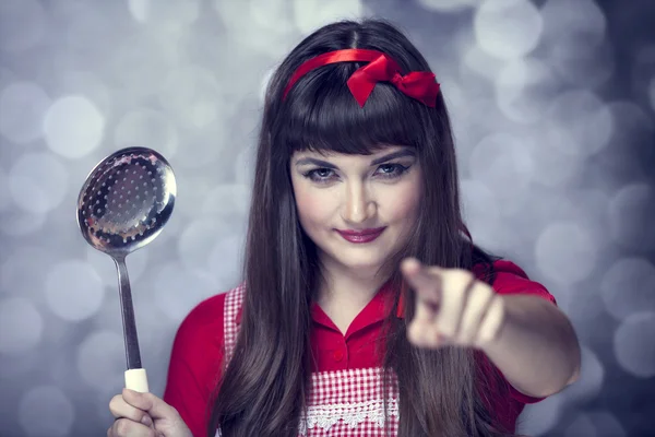 Brünette hausfrau mit suppenkelle — Stockfoto