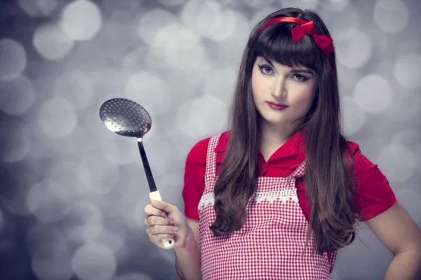 Brünette hausfrau mit suppenkelle — Stockfoto