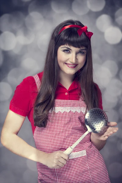 Brunette femme au foyer avec poche à soupe — Photo