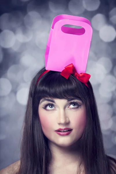 Beautifu brunette girl with present box. — Stock Photo, Image