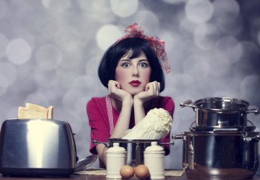 Mutfak at şaşırttı kızla.