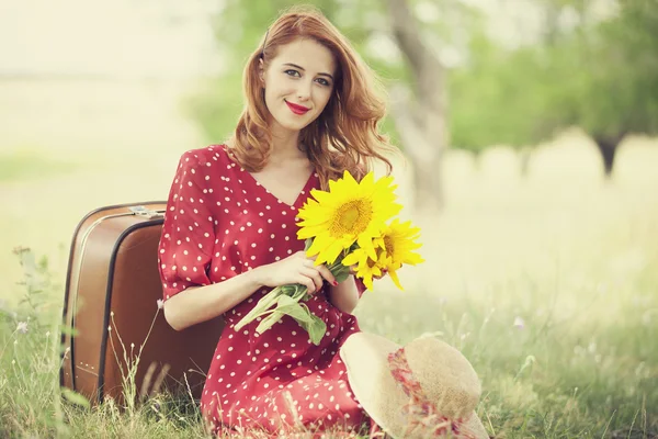 Ragazza rossa con girasole all'aperto . — Foto Stock