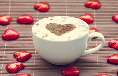 kahve kalp simgesi ve şeker çevresinde.