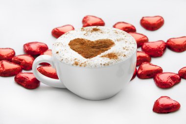 kahve kalp simgesi ve şeker çevresinde.