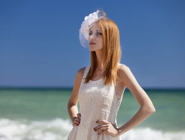 Joven novia en la playa —  Fotos de Stock