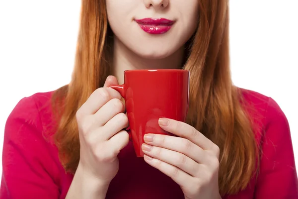 Fille aux cheveux roux avec tasse . — Photo