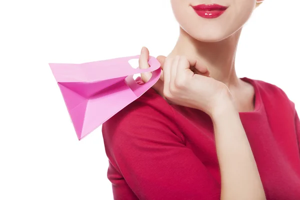Vrouwen in rode jurk met weinig shopping tassen — Stockfoto