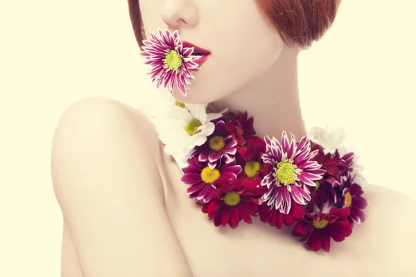 Όμορφη κοκκινομάλλα κοπέλα με λουλούδια — Φωτογραφία Αρχείου