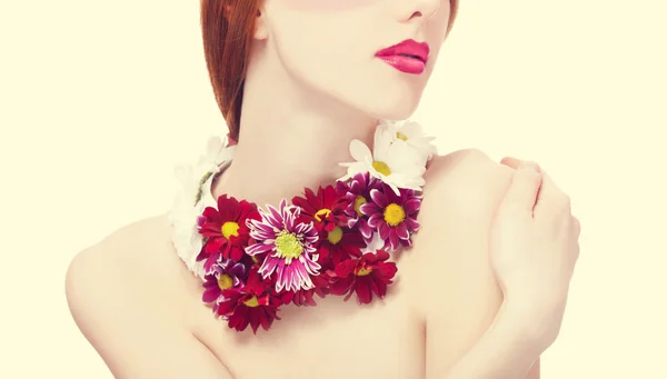 Όμορφη κοκκινομάλλα κοπέλα με λουλούδια — Φωτογραφία Αρχείου