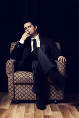 Sigara vintage koltukta oturan adam