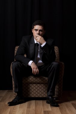 Sigara vintage koltukta oturan adam