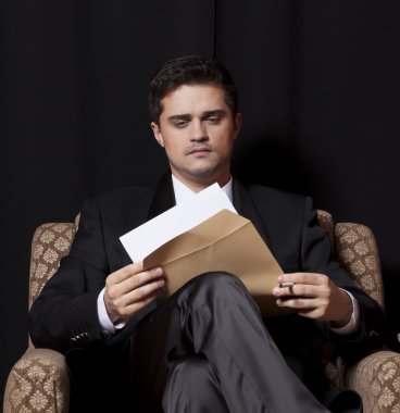 dosya vintage koltukta oturan adam