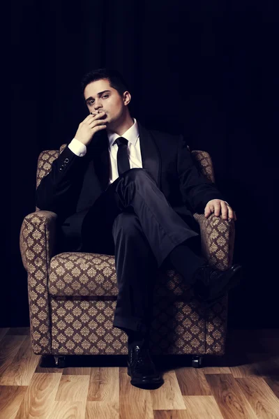 Sigara vintage koltukta oturan adam