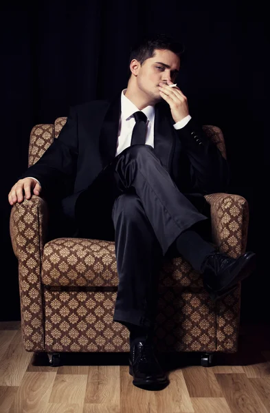 Sigara vintage koltukta oturan adam